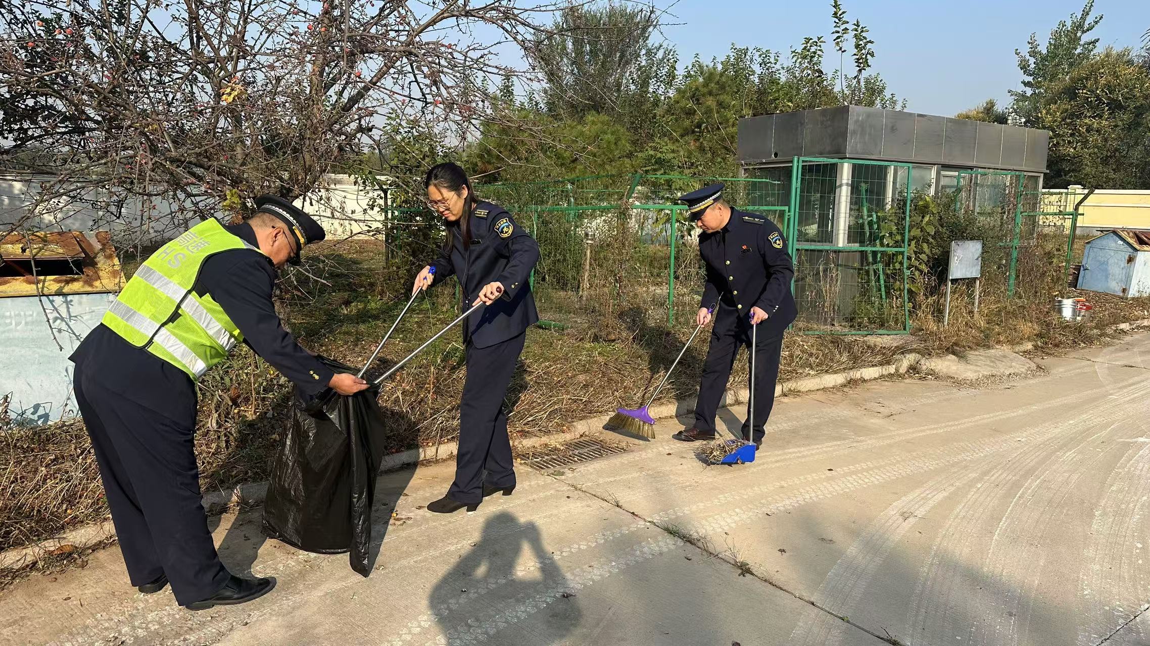 廊坊分公司广阳收费站党支部开展“清扫落叶 消除隐患 党员先行”主题党日活动